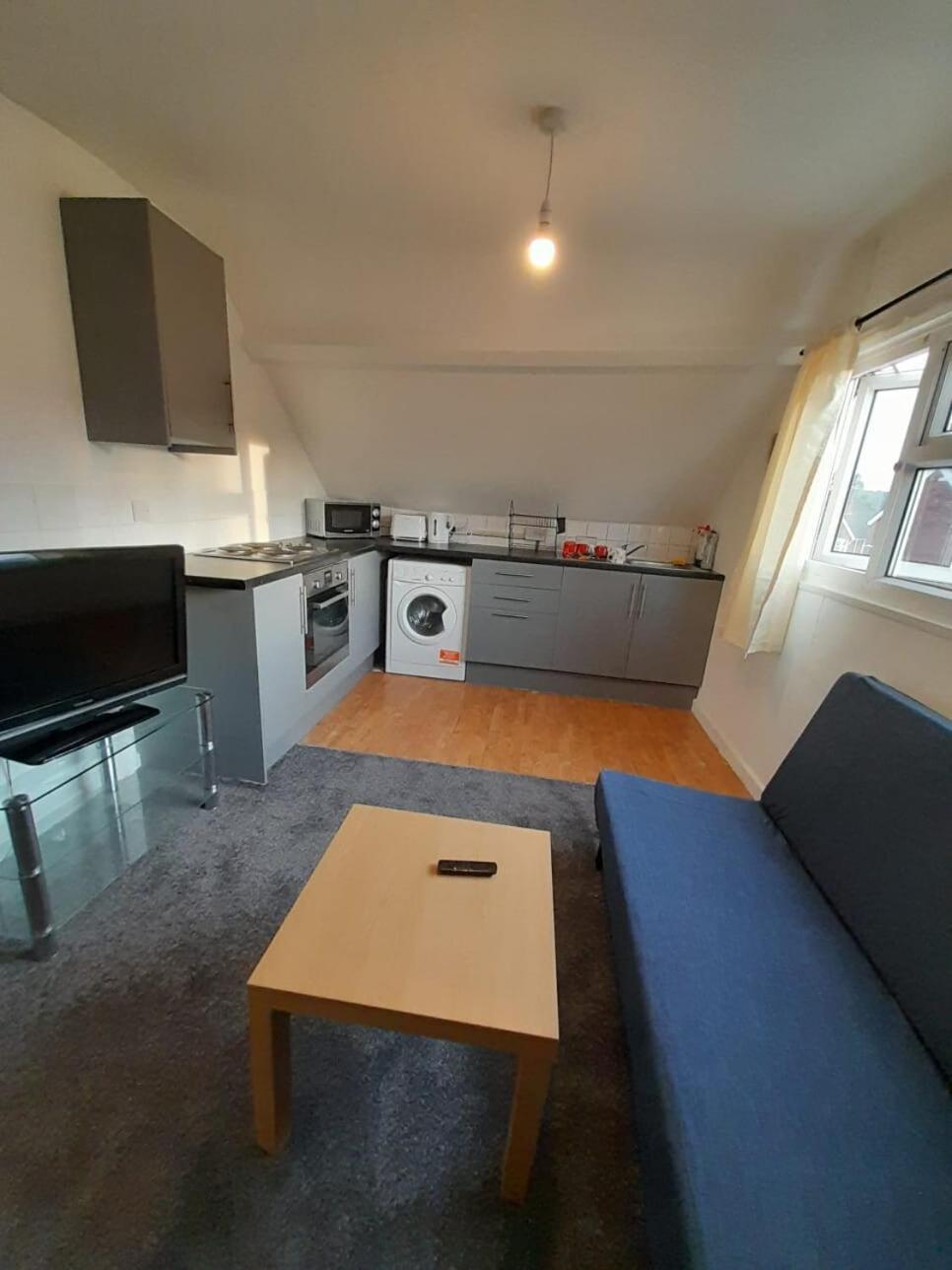 Entire Victoria Park Cardiff Apartment With Free Street Parking Bus 17 And 18 Direct To Cardiff City Centre, Fast Free Wi-Fi Exterior photo